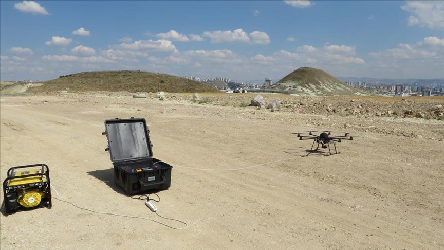 Ankara’nın İHA firmalarından biri olan Robonik Mekatronik Teknolojileri döner kanatlı İHA´lar için akıllı ve modüler güç besleme birimi yani kablolu drone projesini başarı ile tamamladı ve ABD merkezli Will Burt (W